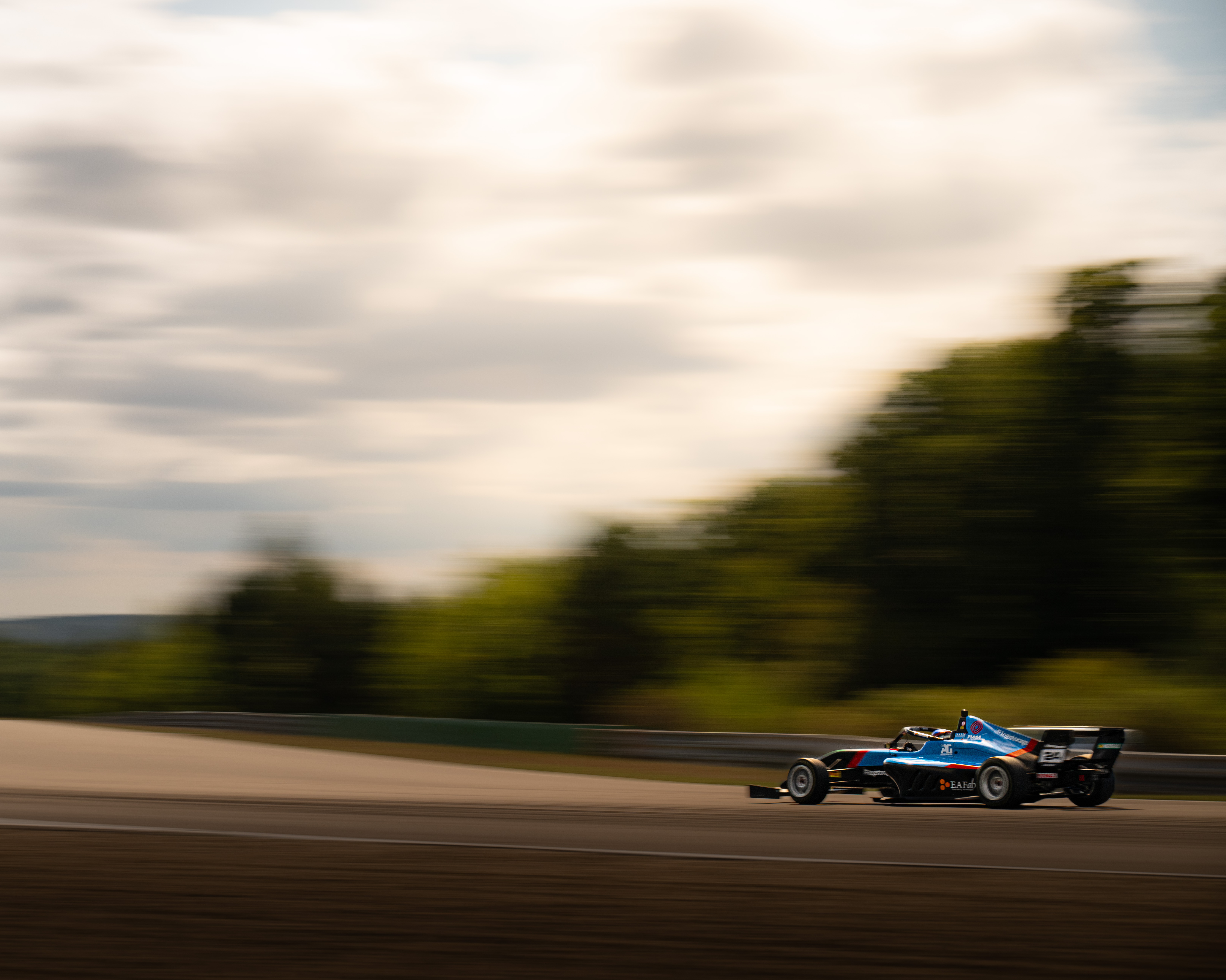 Motorsport – panning záběr formule při západu slunce