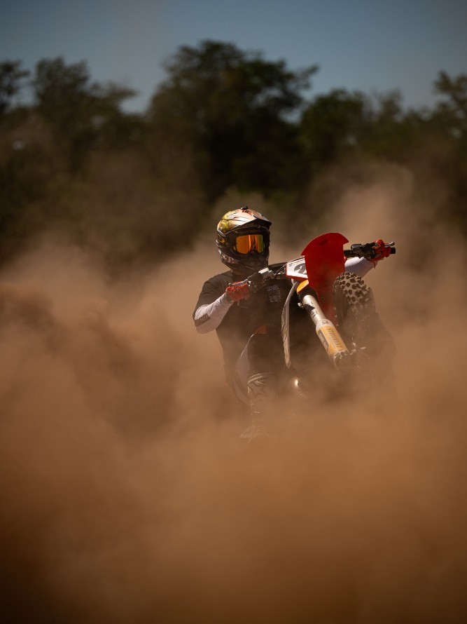 Motocross – akční záběr s prachem
